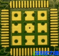 這個(gè)通孔的設(shè)計(jì)勉強(qiáng)可以接受，只剩下正中間一個(gè)通孔沒有塞孔，而且孔徑也變小了。