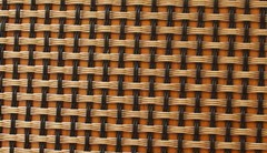 圖片只是示意圖，并不是真正的玻纖布，基本上由經(jīng)緯兩股材料交錯(cuò)編織而成，經(jīng)緯的交錯(cuò)間如果有空隙，就容易藏水分，所以一般會(huì)以透氣性來檢查其密合度。