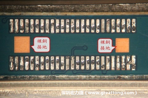 把板對(duì)板連接器全部移除，發(fā)現(xiàn)其下方板子共有兩個(gè)裸銅的方形設(shè)計(jì)。