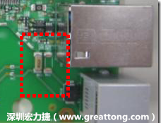 有人認為電容旁邊已經有螺絲將電路板固定于機殼上了，不應該發(fā)生電路板彎曲的現象才對。