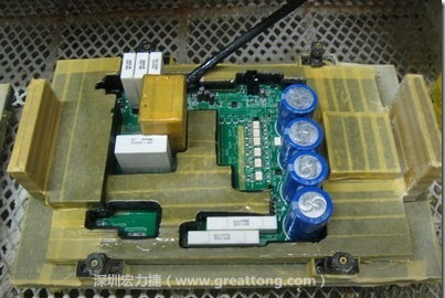 Conformal coating噴涂作業(yè)時(shí)可以使用治具把一些不可以噴涂到的地方及零件覆蓋起來，以免絕緣物質(zhì)噴涂到一些需要作導(dǎo)電接觸的地方。