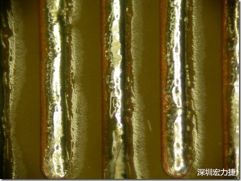 經(jīng)過168小時(shí)的高溫高濕環(huán)境實(shí)驗(yàn)后，此錫膏的最低SIR還可達(dá)到500,000,000 ohms，取LOG10為108.70，但是可以看到焊錫的邊上還有未吃錫的露銅，表示其吃錫狀況比較差