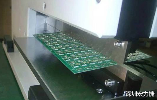 基本上V-Cut就是破壞板子結(jié)構(gòu)的元兇，因為V-Cut就是在原來一大張的板材上切出溝槽來，所以V-Cut的地方就容易發(fā)生變形。