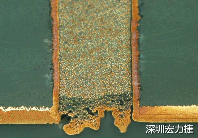 PCB設(shè)計(jì)之導(dǎo)電孔塞孔工藝 導(dǎo)電孔Via hole又名導(dǎo)通孔，為了達(dá)到客戶要求，導(dǎo)通孔必須塞孔，經(jīng)過大量的實(shí)踐，改變傳統(tǒng)的鋁片塞孔工藝，用白網(wǎng)完成板面阻焊與塞孔。生產(chǎn)穩(wěn)定，質(zhì)量可靠。