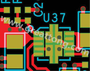 因孔徑過大，焊料沿孔壁爬溢流出