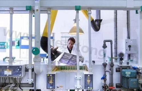 理想狀態(tài)下自動化生產(chǎn)線大約能節(jié)省傳統(tǒng)企業(yè)50%的人力成本，良率可提升至98%。