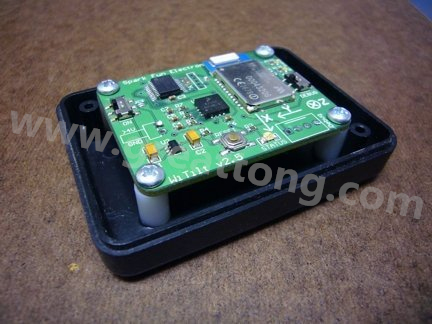 熱熔膠的牢固程度，對(duì)于非高振動(dòng)的應(yīng)用來(lái)說(shuō)已經(jīng)很足夠，而且如果你想要讓盒子另作他途，支架也可以拿掉，用酒精磨擦即可移除熱熔膠。