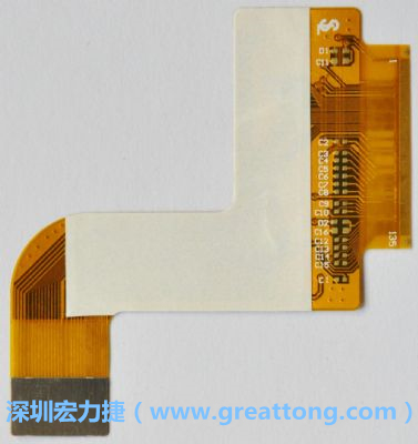 FPCB并非可無限制撓曲，為避免過度撓曲拉扯造成銅箔斷裂，一般在較長條型板材會貼附補強貼片。