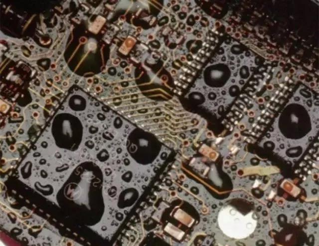 經(jīng)過涂覆工藝后的PCB，在表面形成透明的保護膜，能有效防止水珠和潮氣侵入，避免漏電和短路。