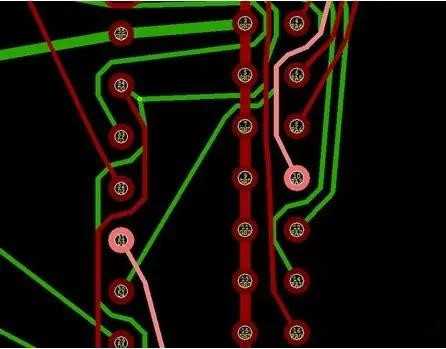 通過(guò)自動(dòng)優(yōu)化導(dǎo)線形狀消除導(dǎo)線打彎(用線段近似弧線只是為了顯示沒(méi)有弧線的任何角度例子)。