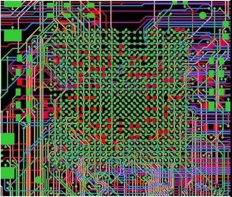 圖18：BGA布線。(頂部)傳統(tǒng)的自動(dòng)布線器。38個(gè)網(wǎng)絡(luò)沒(méi)有完成布線。(底部)任意角度的拓?fù)涫阶詣?dòng)布線器。所有網(wǎng)絡(luò)都完成了布線。