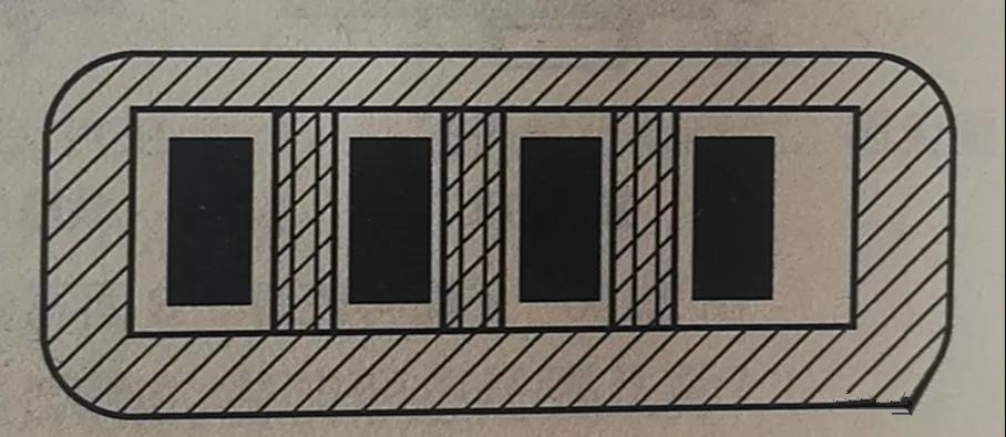 在兩個(gè)焊盤(pán)之間有導(dǎo)線通過(guò)時(shí)，應(yīng)采取PCB阻焊設(shè)計(jì)，以防止焊接短路